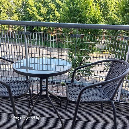 マンチェスターBalcony-View With Free And Secured Parkingアパートメント エクステリア 写真